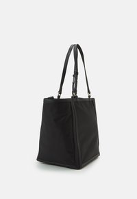 Sac fourre-tout noir de forme rectangulaire, fabriqué en tissu lisse. Dot é de longues anses en cuir réglables et de détails de couture subtils.