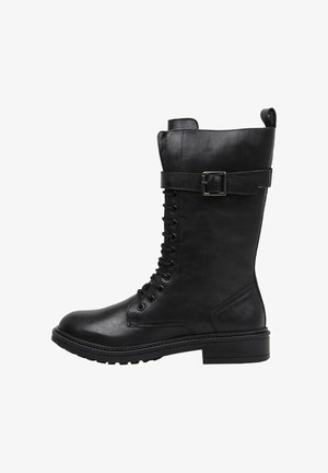 Bota de combate de cuero negro con cordones en la parte delantera, correa de hebilla en el tobillo y suela gruesa para una mayor tracción.