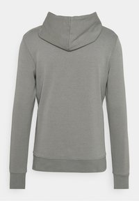 Sweat à capuche gris uni à manches longues, avec un poignet ajusté et une vue arrière propre sans logos ni motifs.