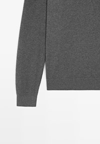 Szary sweter z dzianiny, z długimi rękawami i ściągaczem na dole. Gładka faktura, klasyczny okrągły dekolt oraz minimalistyczny design.