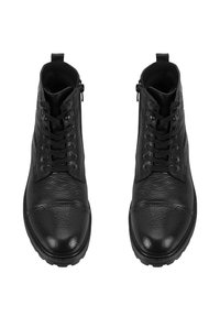 Une paire de bottines noires en cuir texturé, avec lacets et fermetures éclair latérales, vues de dessus sur fond blanc.