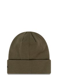 Ciepła dzianinowa czapka typu beanie w odcieniu oliwkowej zieleni z podwiniętym mankietem i subtelną prążkowaną fakturą; posiada małe logo z boku dla dodatkowego detalu.