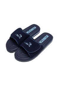 Sandales à glissière bleu marine avec un dessus texturé et une sangle réglable, présentant une semelle nervurée et un logo "KUBOTA" bien visible en blanc.
