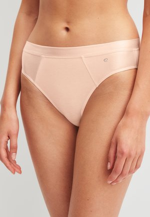 Sous-vêtements en mélange de coton couleur pêche avec une taille lisse, une coupe taille basse, et des détails de couture subtils sur les côtés.