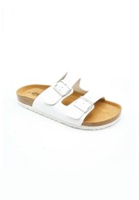 Sandales à glissière en cuir blanc avec deux boucles argentées ajustables, semelle en liège et semelle extérieure en caoutchouc blanc; design plat avec un orteil ouvert.