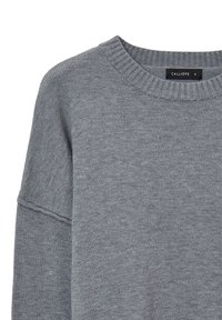 Pull gris avec un col rond côtelé, des manches longues et une texture douce ; comporte une étiquette indiquant "CALLIOPE" à l'intérieur du col.