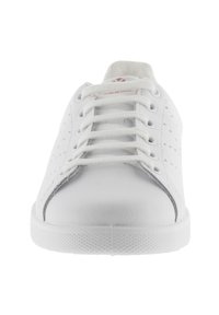 Sneaker in pelle bianca con design perforato, punta rotonda, sei fori per i lacci, lacci piatti e suola in gomma testurizzata per la presa. Sottile etichetta "Made in Spain".