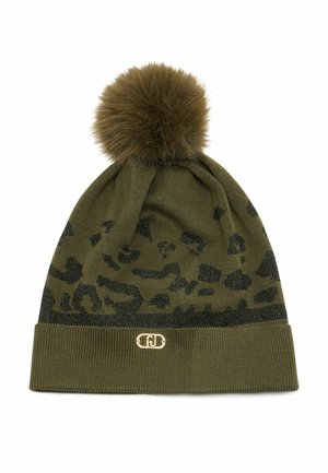 Olivgrüner Mütze mit schwarzem Leopardenmuster, gekrönt von einem flauschigen braunen Pompon. Hat einen kontrastierenden schwarzen Rippbund und ein metallisches Logo.