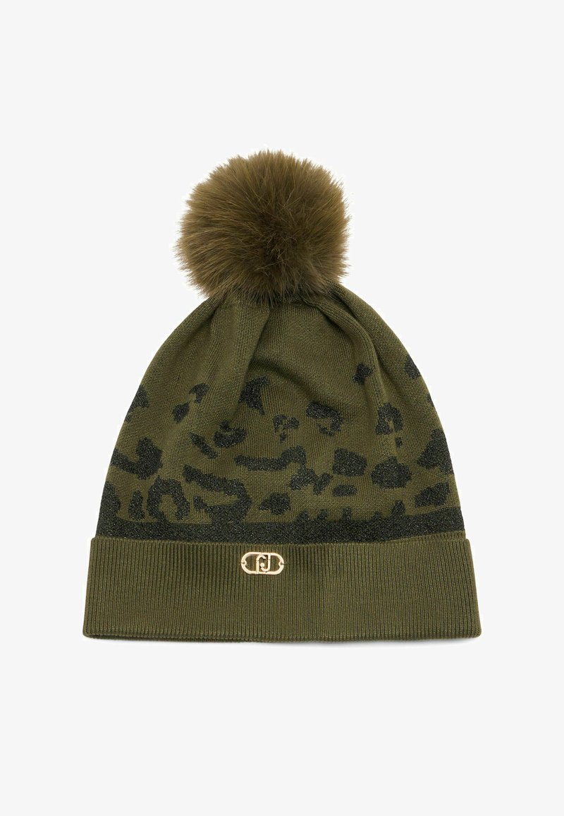 Olivgrüner Mütze mit schwarzem Leopardenmuster, gekrönt von einem flauschigen braunen Pompon. Hat einen kontrastierenden schwarzen Rippbund und ein metallisches Logo.