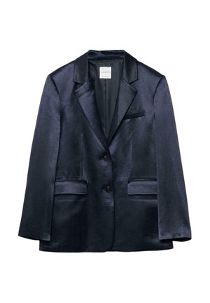 Schwarzer Satinblazer mit Notch-Revers, zwei Knöpfen, vorderen Pattentaschen und einer Leistentasche auf der Brust, dargestellt vor weißem Hintergrund.