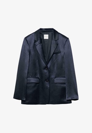 Črni satenasti blazer z zarezanimi reverji, z dvema gumboma, sprednjimi žepki z zaskočno klapno in prsni žep z odprtino, prikazan na belem ozadju.