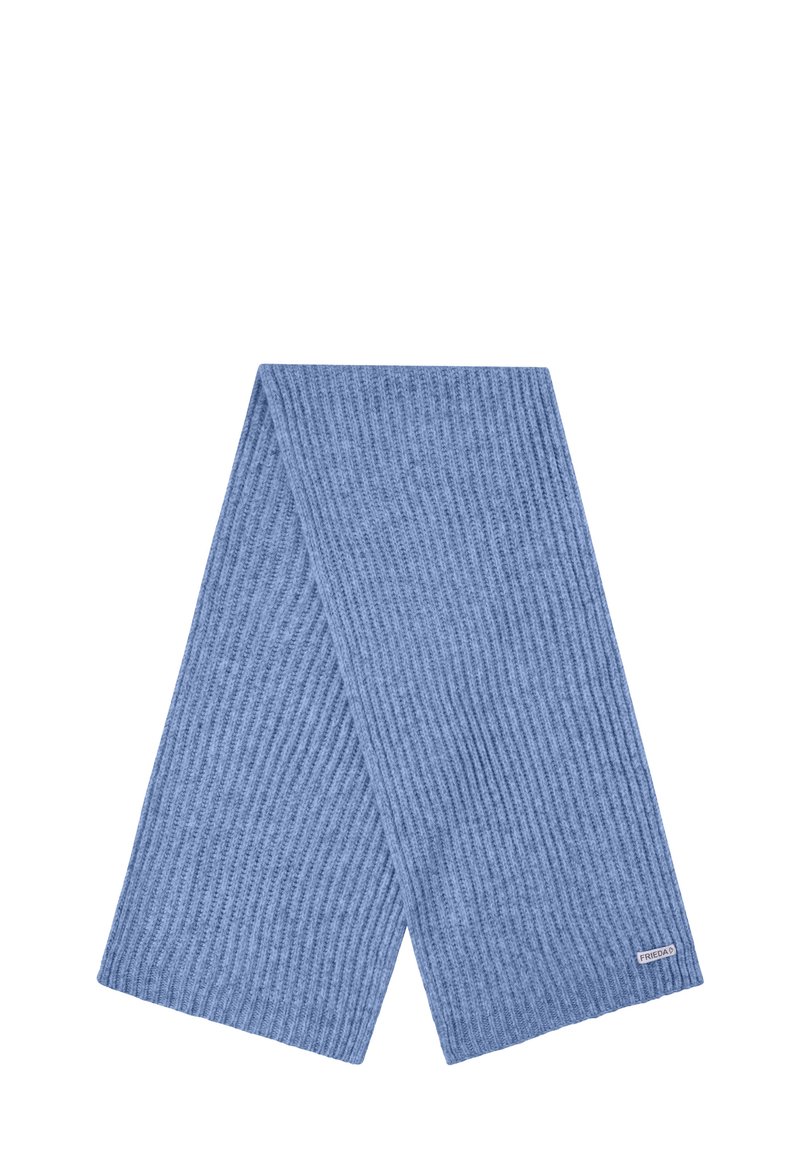 Lichtblauwe gebreide sjaal met een geribbelde textuur, voorzien van een klein merklabel aan één uiteinde. Rechthoekige vorm, zacht materiaal.