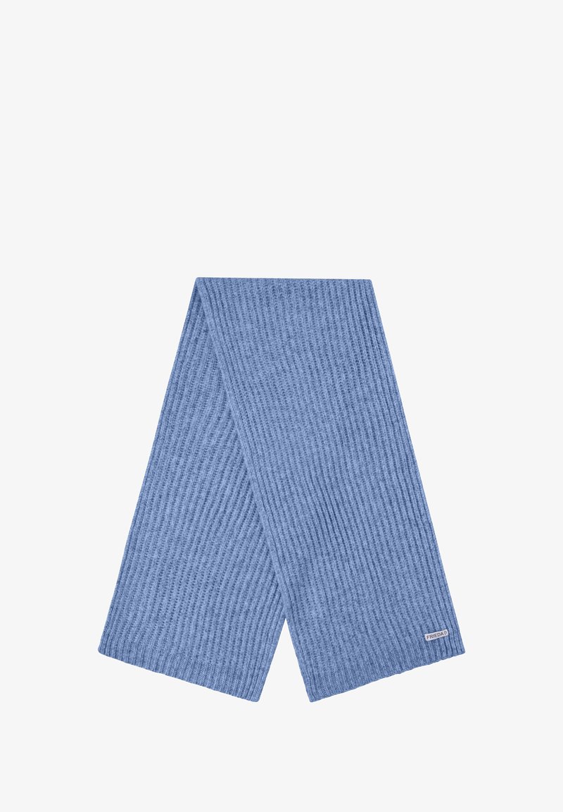 Lichtblauwe gebreide sjaal met een geribbelde textuur, voorzien van een klein merklabel aan één uiteinde. Rechthoekige vorm, zacht materiaal.