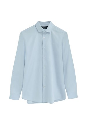 Camisa azul claro de manga larga con cuello clásico, diseño sencillo y botones visibles en la parte delantera.