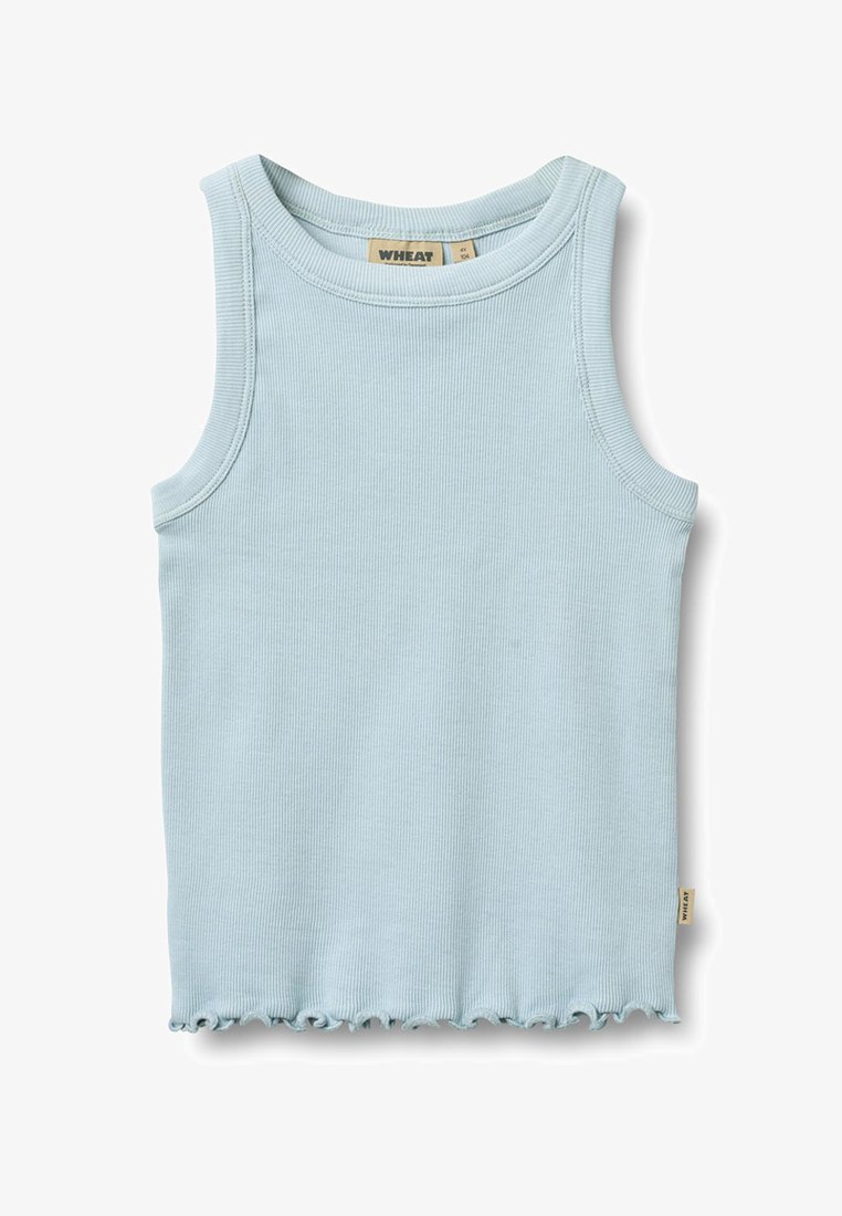Canottiera per bambino piccolo azzurro chiaro a coste, senza maniche, con orlo a effetto lattuga e etichetta del marchio "Wheat" sul colletto e sul lato.
