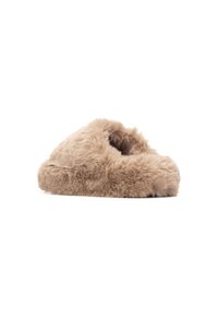 Zapatilla de peluche en beige, con un exterior suave y esponjoso y un diseño redondeado y acolchado para mayor comodidad. Sin herrajes ni patrones visibles.