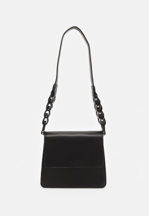 Schwarze rechteckige Lederschultertasche mit Klappverschluss und Kettenglied-Akzenten am verstellbaren Riemen.