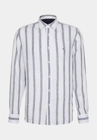 Camicia bianca con bottoni e righe verticali blu, maniche lunghe e colletto classico. Realizzata in tessuto leggero con una vestibilità comoda.