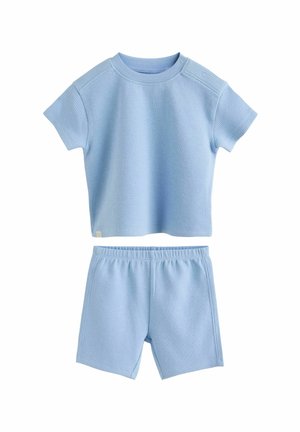 Šviesiai mėlynas tekstūruotas trumpomis rankovėmis megztinis su sagomis ant pečių ir atitinkamomis tamprios juosmens šortų komplektu kūdikiui.