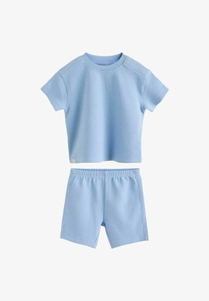 Hele sinine tekstuuriga lühikeste varrukatega pluus õlgadel trukkidega ja sobivate elastse vöökohaga lühikeste pükstega komplekt väikelapsele.