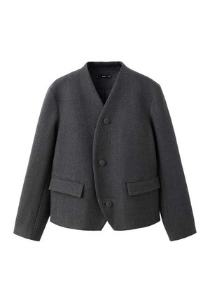 Chaqueta de punto gris oscuro con tres botones delanteros, dos bolsillos con solapa y diseño de cuello en V sin cuello.