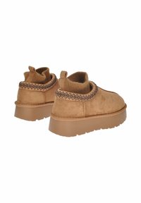 Stivali alla caviglia in suede beige con un colletto lavorato a maglia e cuciture decorative, dotati di una suola in gomma spessa e di una linguetta sul retro.