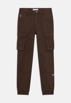 Pantaloni cargo marroni con tasche laterali, polsini elastici e sezioni rinforzate sulle ginocchia; realizzati in tessuto resistente con dettagli di cucitura a vista.
