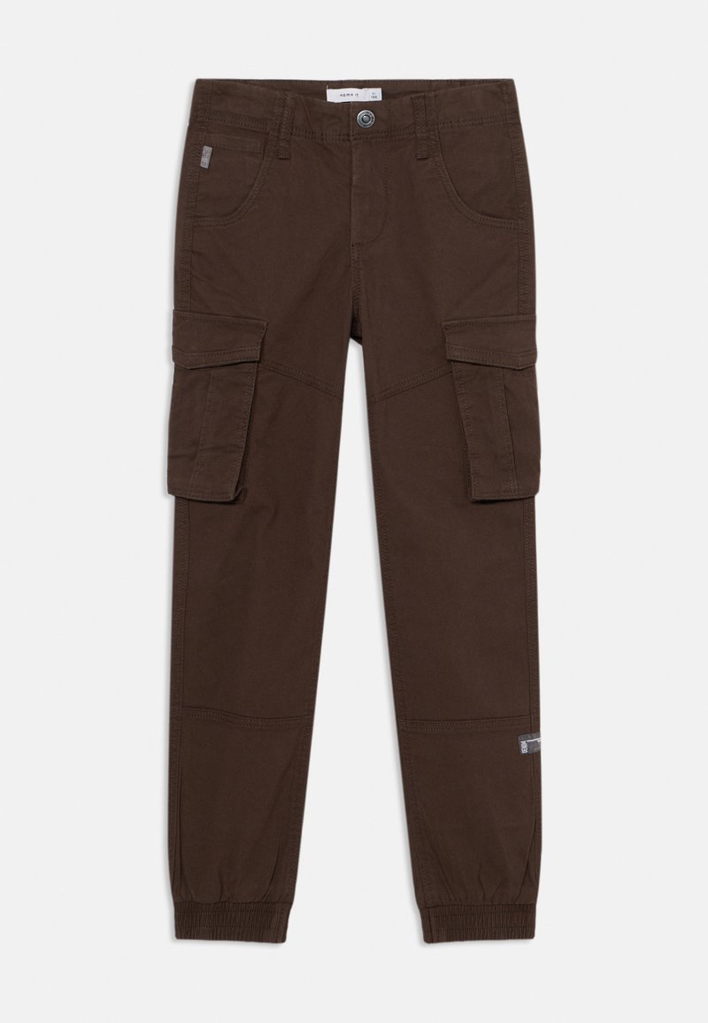 Bruine cargobroek met zijzakken, elastische boorden en versterkte kniestukken; gemaakt van duurzaam materiaal met zichtbare stikseldetails.