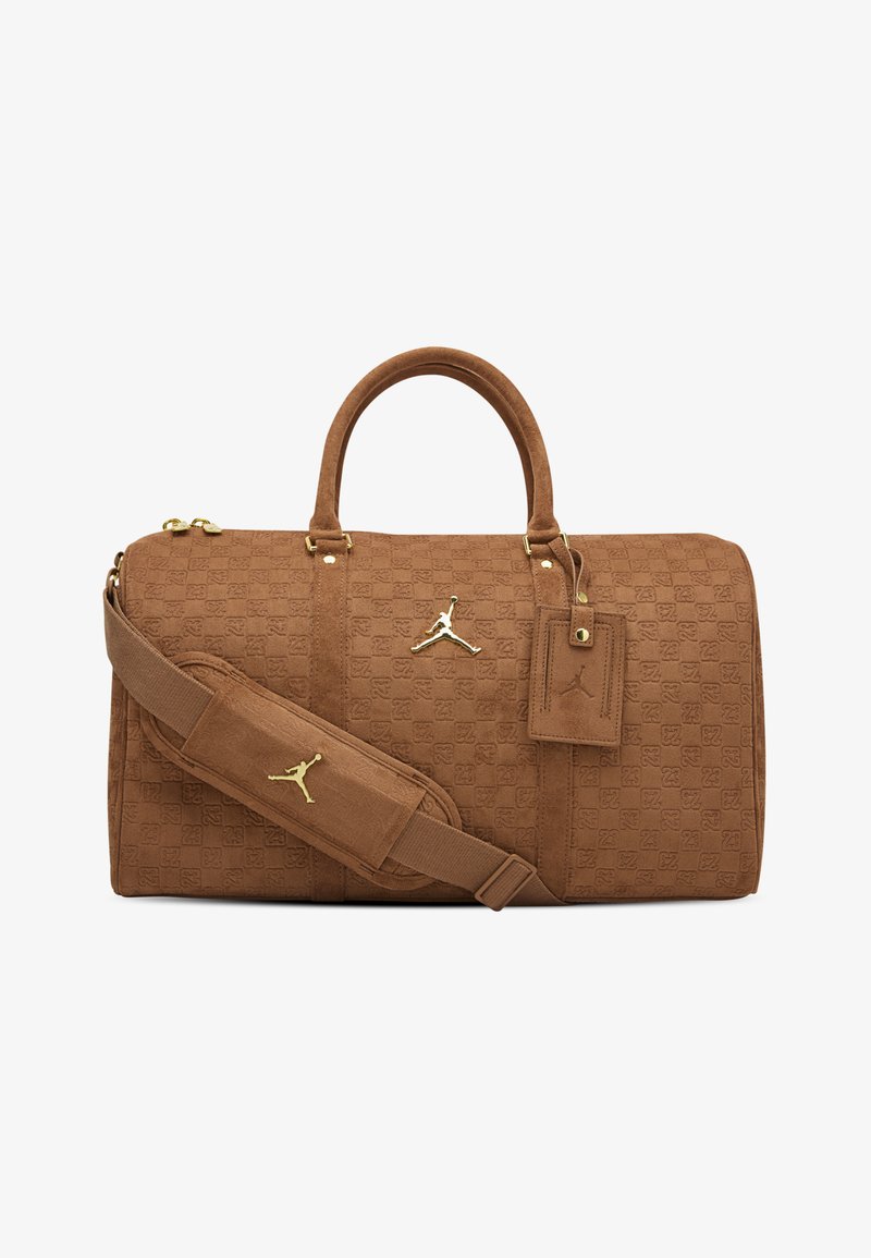 Καφέ σουέντ σακ βουαγιάζ με υφή, χρυσά μεταλλικά στοιχεία, διπλές λαβές και ρυθμιζόμενο ιμάντα ώμου. Περιλαμβάνει ετικέτα ονόματος.