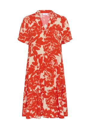 Czerwona sukienka w kremowy wzór kwiatowy z krótkimi rękawami, dekoltem w kształcie litery V i falbaną. Wykonana z lekkiego materiału.