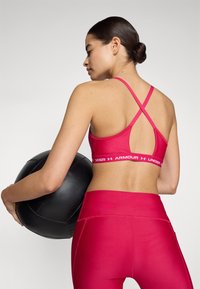 Under Armour CROSSBACK LOW - Sports-BH-er med lett støtte - shaded fuchsia/white