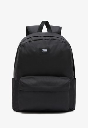 Sac à dos noir avec une texture lisse, présentant une poche avant, des bretelles rembourrées et une petite étiquette de logo à l'avant.