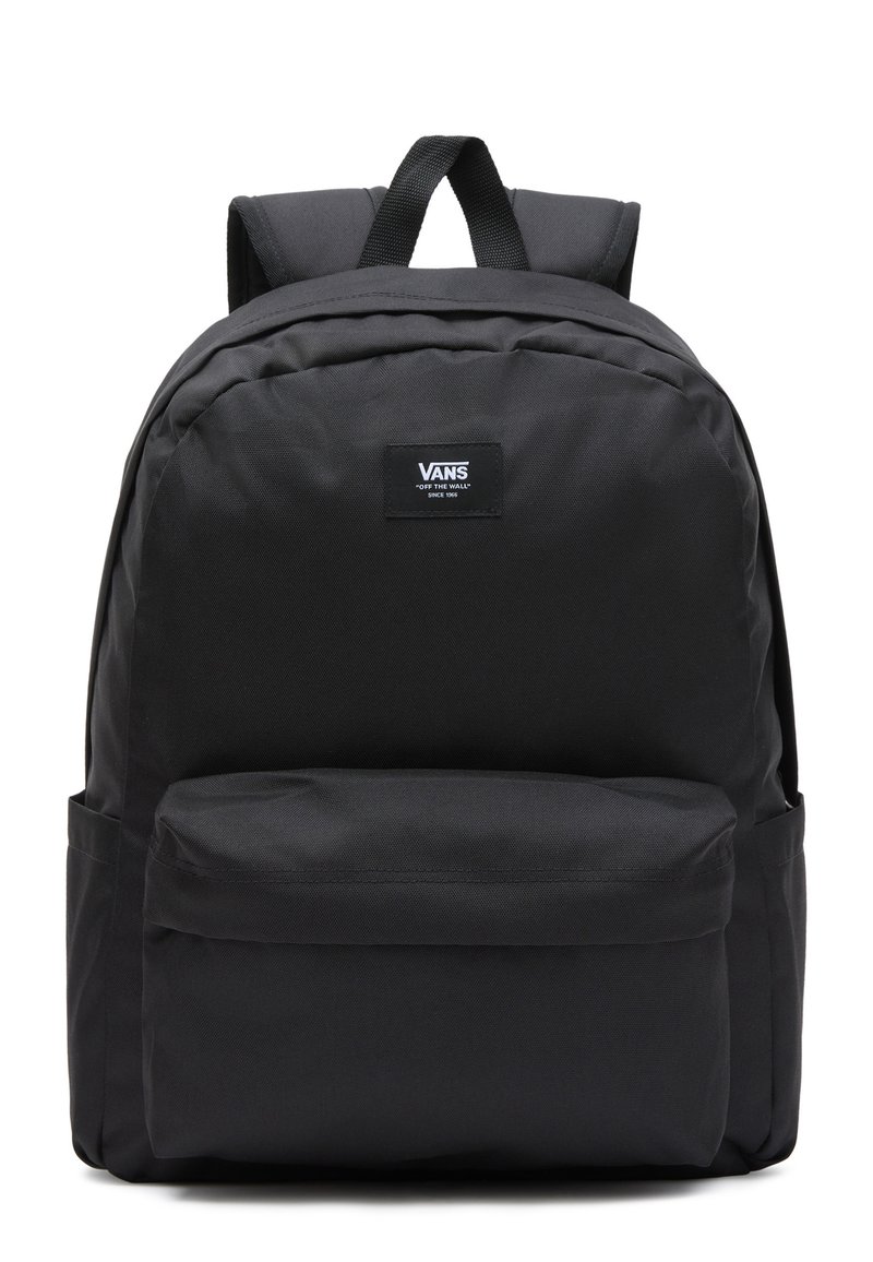 Zaino nero con una superficie liscia, dotato di una tasca frontale, spallacci imbottiti e una piccola etichetta con logo sulla parte anteriore.