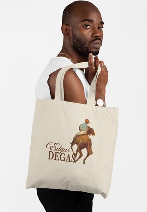 Uomo che tiene una borsa a tracolla beige con testo Edgar Degas e un dipinto di un fantino che cavalca un cavallo su sfondo bianco.