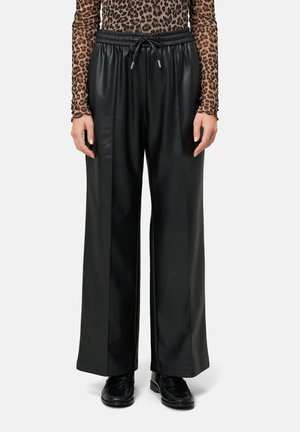 - Spodnie materiałowe