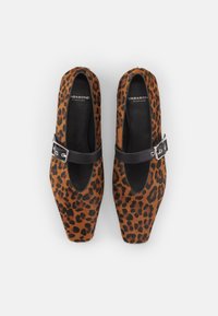 Lodičky s leopardím potiskem a čtveratou špičkou, které mají černý pásek a detail stříbrné spony. Vyrobené z texturovaného materiálu s hladkým interiérem.