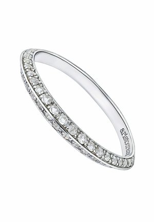 Anillo de banda de plata con un acabado suave, que presenta una fila de piedras preciosas circulares transparentes engastadas en un diseño de canal a lo largo del borde exterior.