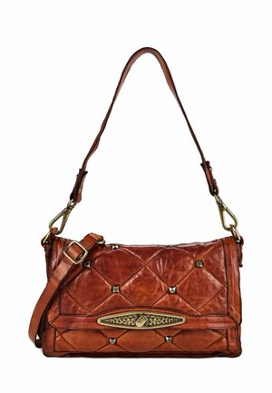 Braune Leder-Umhängetasche mit gesteppter Musterung, Metallnieten, verstellbarem Riemen und dekorativem antikgoldenem Verschluss an der Vorderklappe.