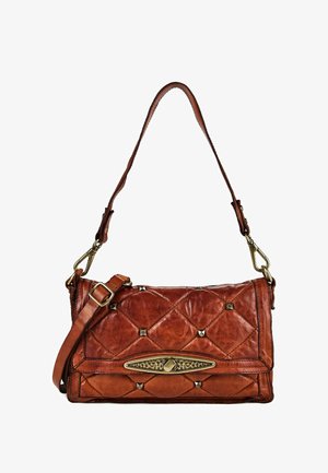Sac à bandoulière en cuir marron avec motif matelassé, clous en métal, sangle réglable et fermoir décoratif en or ancien sur le rabat avant.