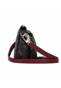 Piccola borsa nera con motivo monogram, tracolla bordeaux, hardware argentato e forma strutturata. Presenta una doppia cerniera e dettagli in catena.