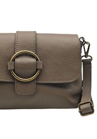 Sac à main en cuir gris avec une finition texturée, accent en métal doré de forme circulaire, fermeture à rabat et bandoulière ajustable. Forme rectangulaire compacte.