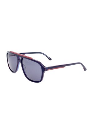 Occhiali da sole stile aviatore con lenti scure, montatura blu navy e rossa, e aste sottili, mostrati su sfondo bianco.
