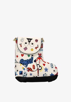 Weiße Handtasche in Form eines Stiefels mit bunten Cartoon-Symbolen, darunter Augen, Herzen, Sterne, Pillen und Texte wie "Oops!" und "No."