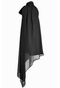 Czarna asymetryczna suknia w kształcie peleryny z przezroczystego materiału, z gromadzeniem przy dekolcie, płynącym krojem oraz długimi bokami i miękką teksturą.