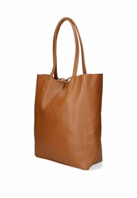 Borsa a tracolla in pelle marrone con una texture morbida, forma rettangolare alta e due manici lunghi. Presenta una chiusura con coulisse nella parte superiore.