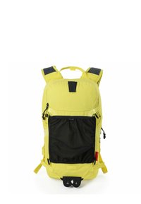 Mochila amarilla con textura acolchada, bolsillo frontal de malla, correas ajustables y detalles en negro. Cuenta con una asa y herrajes en la base.