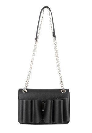 Borsa a tracolla in pelle nera con cinghia a catena argento e grande fiocco decorativo pieghettato sulla patta frontale.