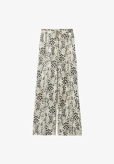 Pantalones de pierna ancha con estampado de leopardo y cintura con cordón, en colores beige y negro, hechos de tela ligera con una textura suave.