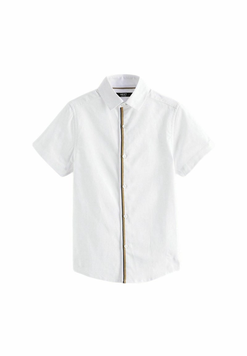 Chemise blanche à manches courtes avec col classique et rayure contrastante noire et beige le long de la ligne de boutons.