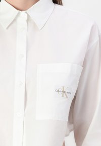 Calvin Klein Jeans LABEL CROPPED SHIRT - Blusa - white